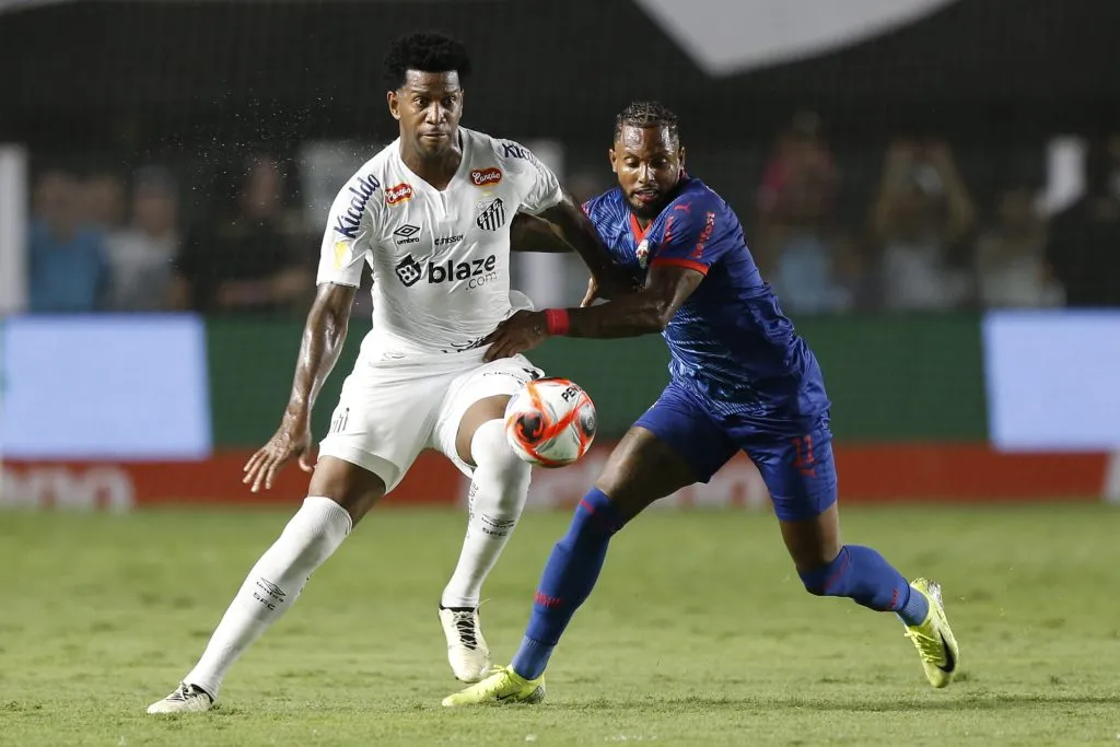 Gil em campo pelo Santos.  (Photo by Miguel Schincariol/Getty Images)