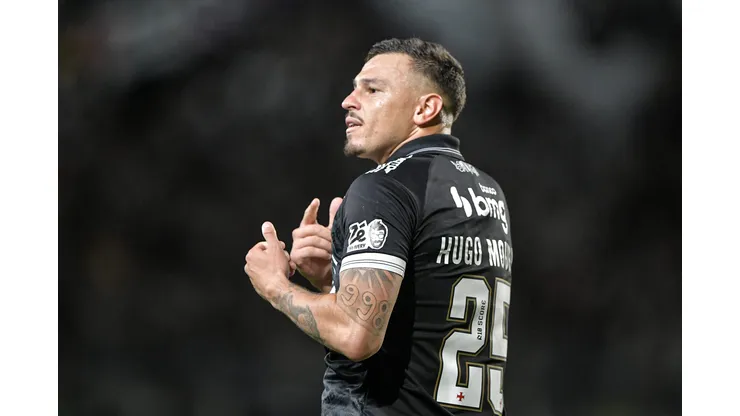 RJ - RIO DE JANEIRO - 19/07/2025 - BRASILEIRO A 2025, VASCO X GREMIO - Hugo Moura jogador do Vasco comemora seu gol anulado pelo recurso de video (VAR) durante partida contra o Gremio no estadio Sao Januario pelo campeonato Brasileiro A 2025. Foto: Thiago Ribeiro/AGIF