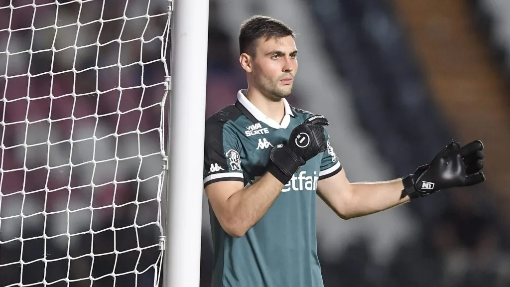 Daniel Fuzato foi quem errou no primeiro gol do Mira. Foto: Thiago Ribeiro/AGIF