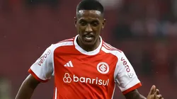 O Zenit estaria disposto a ceder o zagueiro Robert Renan ao Flamengo pelo atacante Pedro - Foto: Getty Images.