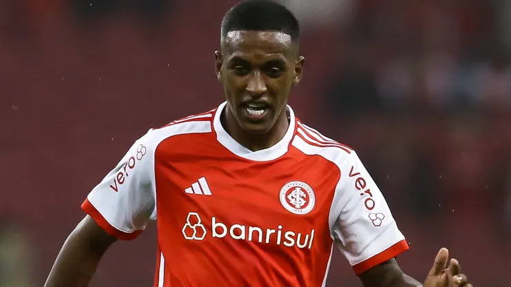 O Zenit estaria disposto a ceder o zagueiro Robert Renan ao Flamengo pelo atacante Pedro - Foto: Getty Images.
