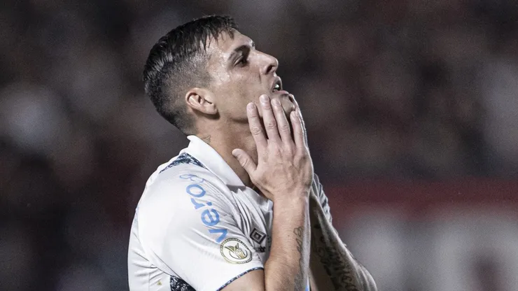 Pavón vive seca de gols no Grêmio. (Foto: Heber Gomes/AGIF)