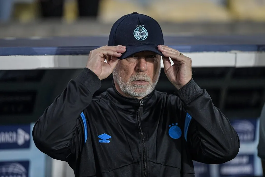 Mano Menezes voltou a ser criticado pela torcida após nova derrota do Grêmio. Foto: Thiago Ribeiro/AGIF