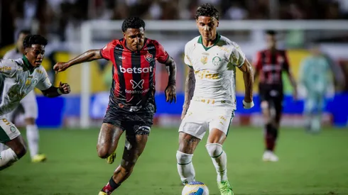 BA - SALVADOR - 14/04/2024 - BRASILEIRO A 2024, VITORIA X PALMEIRAS - Rodrigo Andrade jogador do Vitoria disputa lance com Richard Rios jogador do Palmeiras durante partida no estadio Barradao pelo campeonato Brasileiro A 2024. Foto: Jhony Pinho/AGIF