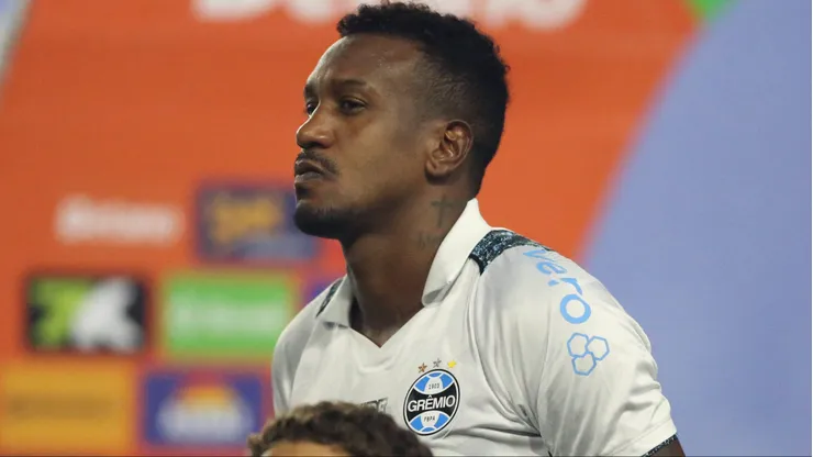 Edenílson durante partida entre CSA e Grêmio, no Estádio Rei Pelé, pela Copa do Brasil.