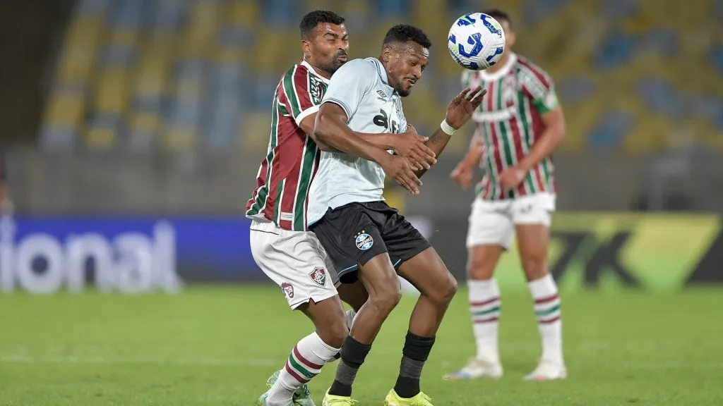 Edenílson disputando lance. Foto: Thiago Ribeiro/AGIF