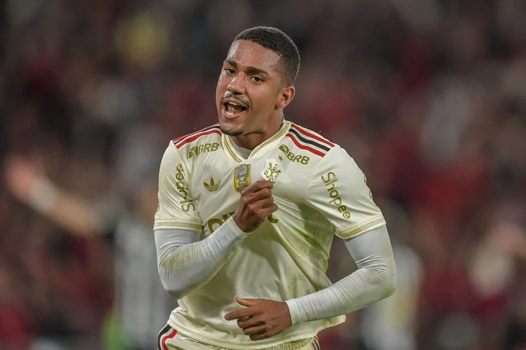 Samuel Lino está no Flamengo, rival direto do Palmeiras - Foto: Thiago Ribeiro/AGIF.