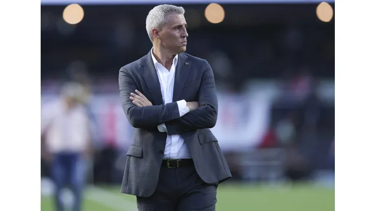 SAO PAULO, BRAZIL - JULY 27: Hernan Crespo, head coach of Sao Paulo looks on during a Brasileirao 2025 match between Sao Paulo and Fluminense at MorumBIS Stadium on July 27, 2025 in Sao Paulo, Brazil. (Photo by Alexandre Schneider/Getty Images)