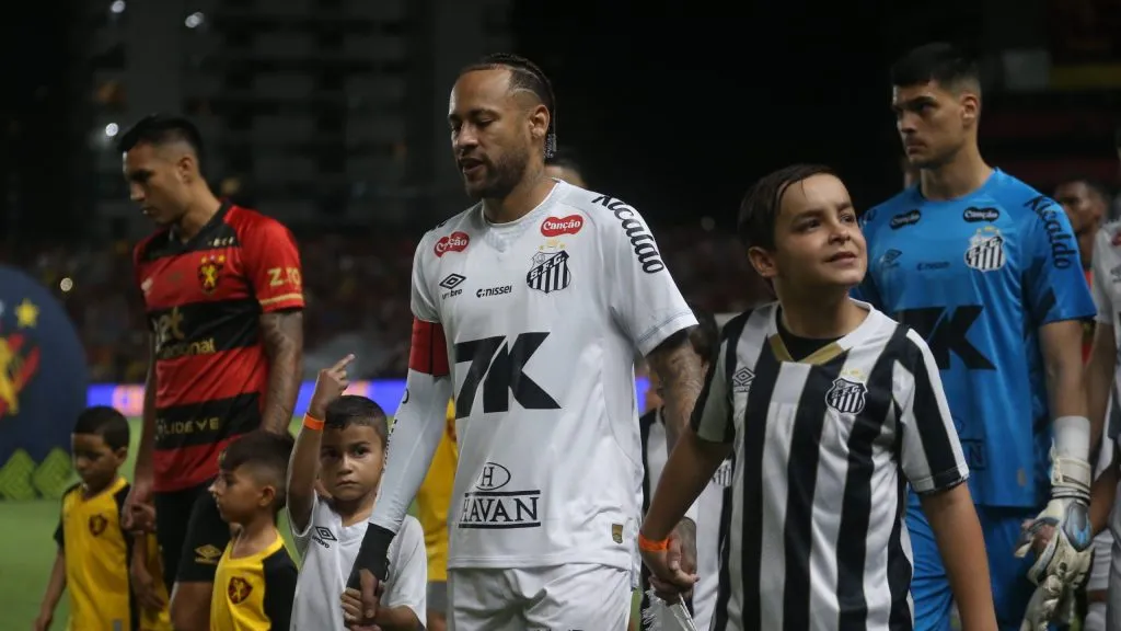 Neymar jogador do Santos durante a partida entre Sport e Santos no Estadio da Ilha do Retiro em Recife (PE), pelo campeonato brasileiro Serie A. Foto: Marlon Costa/AGIF