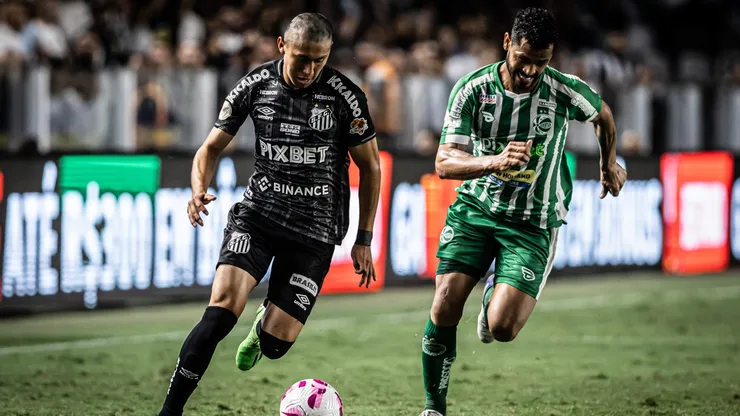 Miguelito ex-jogador do Santos em sua estreia durante partida contra o Juventude no estadio Vila Belmiro pelo campeonato Brasileiro A 2022. Foto: Raul Baretta/AGIF