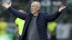 Torcida do Grêmio se revolta com Mano Menezes e situação do treinador é exposta nos bastidores . (Photo by Alexandre Schneider/Getty Images)