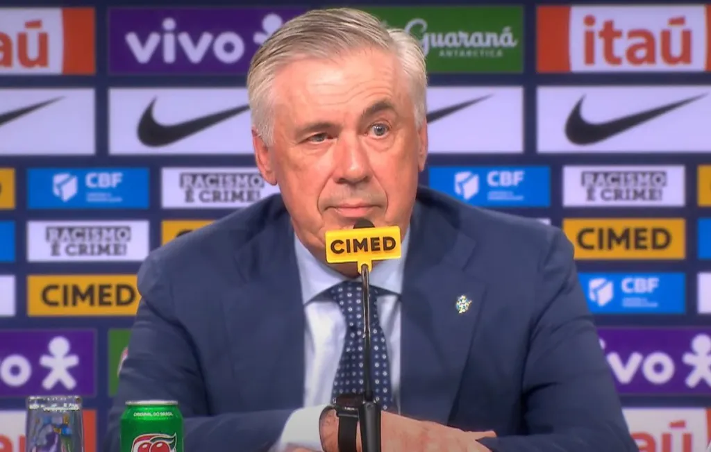 Carlo Ancelotti vem avaliando nomes de jogadores que atuam no Brasil. Foto: Mauro Pimentel / AFP