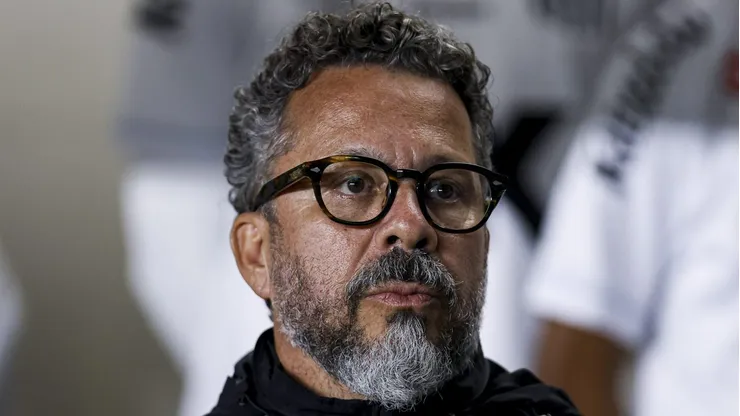 Cléber Xavier, técnico do Santos em partida pelo campeonato brasileiro
