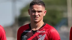 Khellven durante partida entre Joseense e Athletico-PR, no Estádio do Pinhão, pelo Campeonato Paranaense 2023.