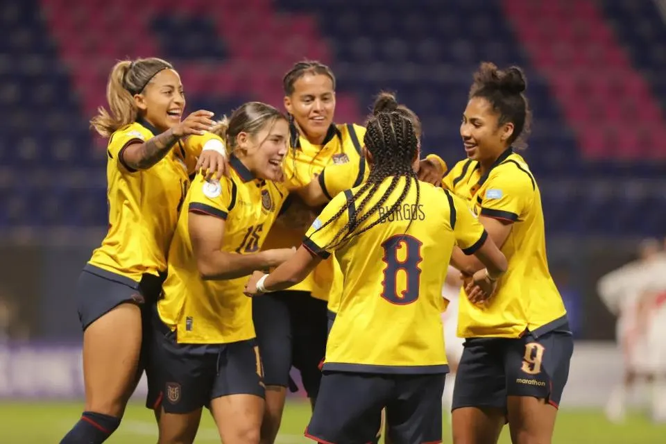 Seleção colombiana comemorando a vitória antes do ápito final. Foto: Divulgação/CONMEBOL