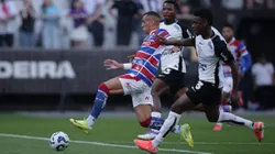 Felix Torres, jogador do Corinthians, disputa lance com Breno Lopes jogador do Fortaleza durante partida no estadio Arena Corinthians pelo campeonato Brasileiro A 2025. Foto: Ettore Chiereguini/AGIF