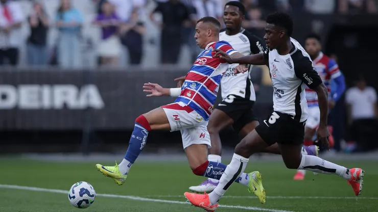 Felix Torres, jogador do Corinthians, disputa lance com Breno Lopes jogador do Fortaleza durante partida no estadio Arena Corinthians pelo campeonato Brasileiro A 2025. Foto: Ettore Chiereguini/AGIF