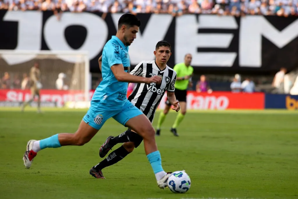 SP – SANTOS – 01/06/2025 – BRASILEIRO A 2025, SANTOS X BOTAFOGO – Joao Basso jogador do Santos durante partida contra o Botafogo no estadio Vila Belmiro pelo campeonato Brasileiro A 2025. Foto: Mauricio De Souza/AGIF