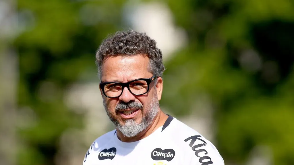 Cleber Xavier técnico do Santos durante treino no Centro de Treinamento Foto: Mauricio De Souza/AGIF,