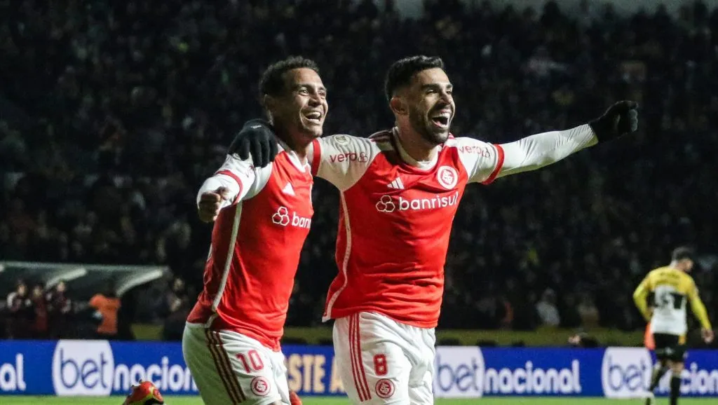 Bruno Henrique jogador do Internacional comemora seu gol com Alan Patrick jogador da sua equipe durante partida contra o Criciuma no estadio Heriberto Hulse pelo campeonato Brasileiro A 2024. Foto: Leonardo Hubbe/AGIF