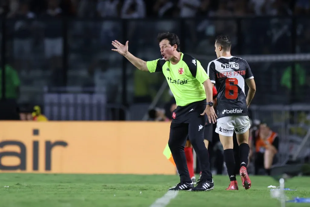 Diniz se irritou com erros defensivos do Vasco. (Photo by Lucas Figueiredo/Getty Images)