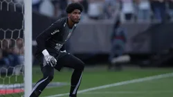 Hugo Souza foi alvo de críticas dos torcedores nas redes sociais. Foto: Ettore Chiereguini/AGIF