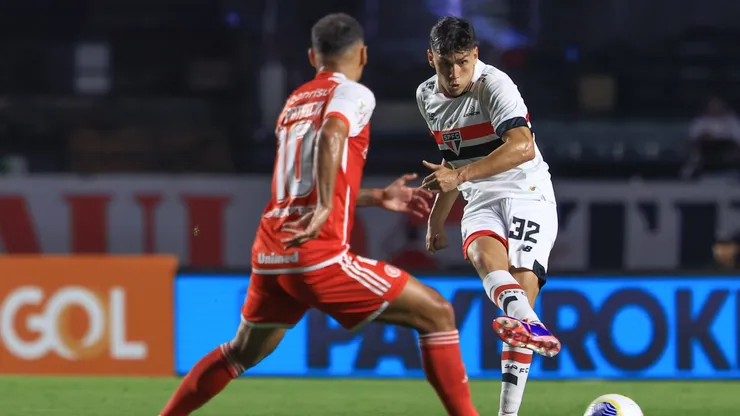 Bobadilla jogador do São Paulo disputa lance com Alan Patrick jogador do Internacional - Foto: Marcello Zambrana/AGIF