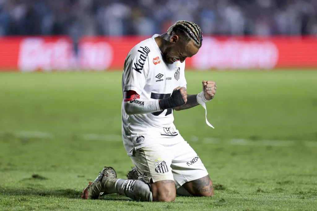 Neymar comemorando o gol contra o Flamengo. (Photo by Ricardo Moreira/Getty Images)