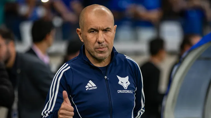 Leonardo Jardim técnico do Cruzeiro durante partida contra o Atletico-MG no estadio Mineirao pelo campeonato Brasileiro A 2025. Foto: Fernando Moreno/AGIF