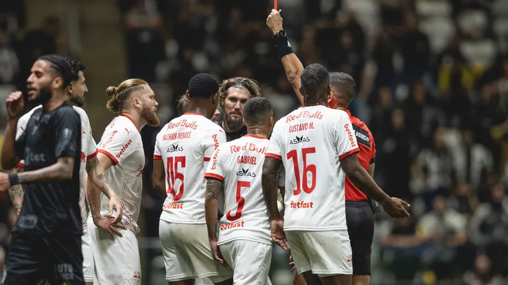 Eduardo Sasha sendo expulso pelo Campeonato brasileiro
