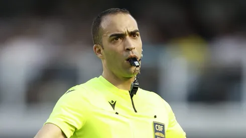 Davi de Oliveira Lacerda, árbitro de Palmeiras x Vitória - Foto: Miguel Schincariol/Getty Images