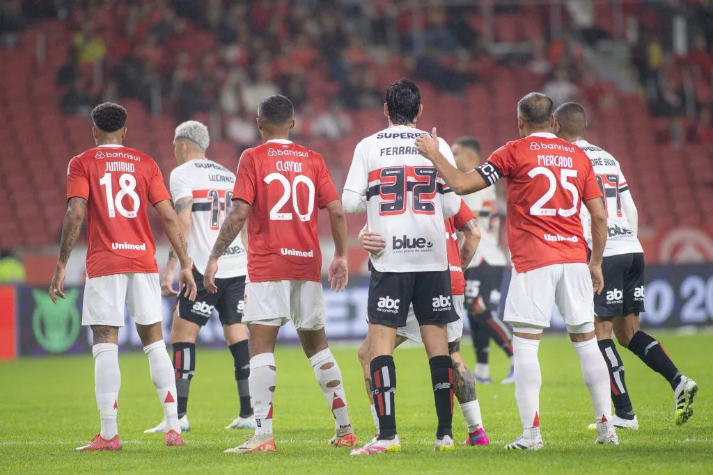 Jogadores do Internacional disputam lance com jogadores do Sao Paulo durante partida no estadio Arena do Gremio pelo campeonato Brasileiro A 2025. Foto: Maxi Franzoi/AGIF