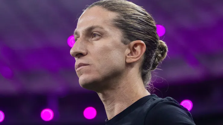 Filipe Luís durante partida entre Ceará e Flamengo, na Arena Castelão, pelo Brasileirão.