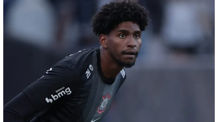 Hugo Souza durante partida contra o Fortaleza, na Neo Química Arena, pelo Brasileirão.