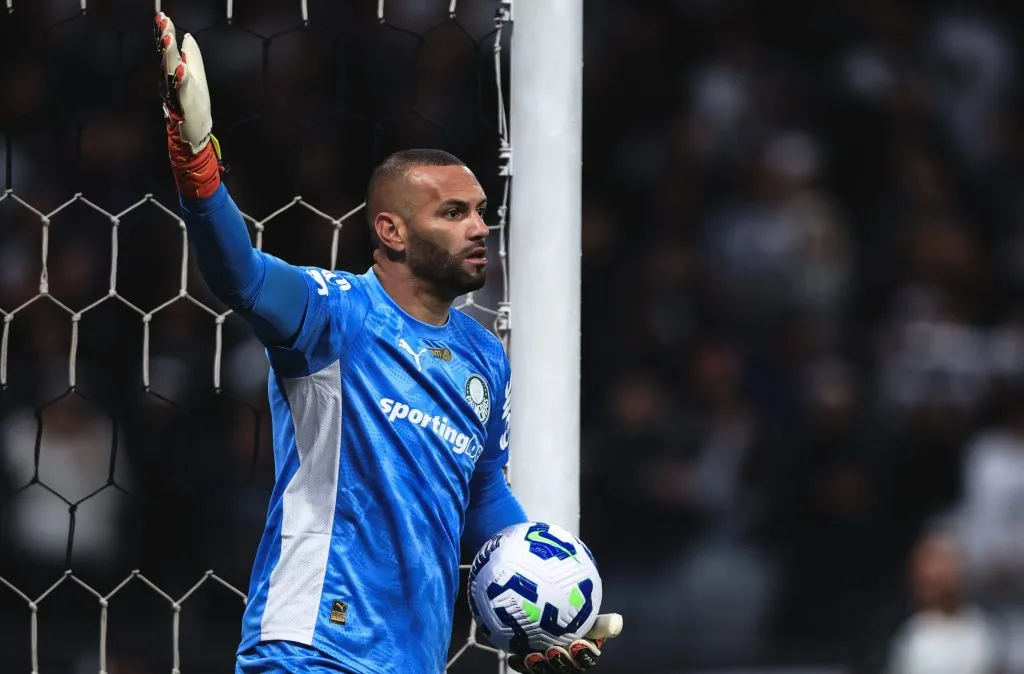 Weverton durante partida. Foto: Ettore Chiereguini/AGIF