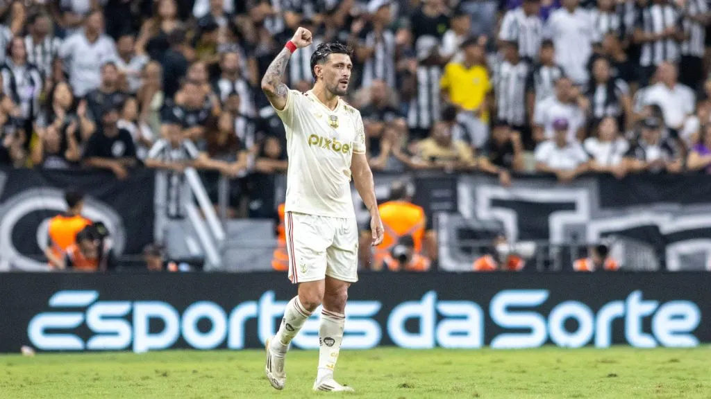 Arrascaeta comemora seu gol contra o Ceará – Foto: Lucas Emanuel/AGIF