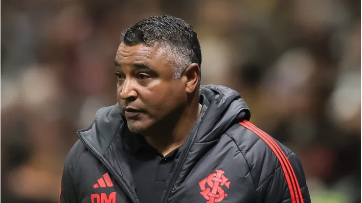 MG - BELO HORIZONTE - 12/06/2025 - BRASILEIRO A 2025, ATLETICO-MG X INTERNACIONAL - Roger Machado tecnico do Internacional durante partida contra o Atletico-MG no estadio Arena MRV pelo campeonato Brasileiro A 2025.