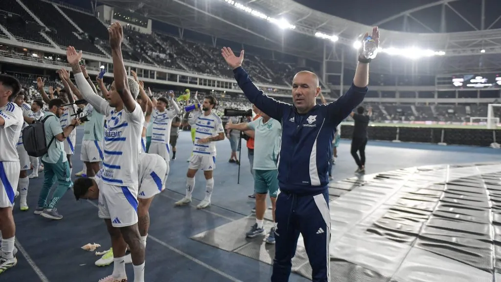 Leonardo Jardim comemora vitória e saúda a torcida do Cruzeiro no Estádio Nilton Santos, ao lado do elenco Celeste. Foto: Thiago Ribeiro/AGIF