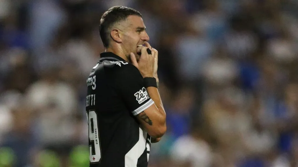 Vegetti, atacante do Gigante da Colina. Foto: Marlon Costa/AGIF.