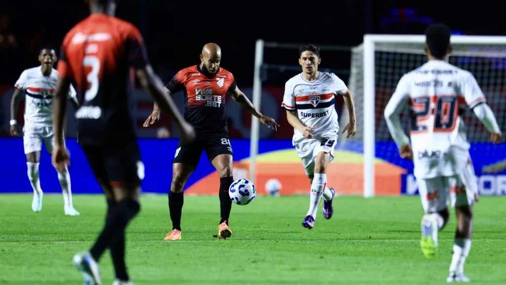 Patrick e Pablo Maia em campo durante São Paulo x Athletico-PR – Foto: Marcello Zambrana/AGIF