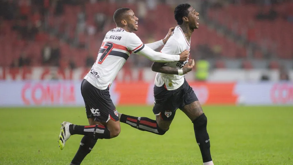 Arboleda comemora seu gol no Beira-Rio – Foto: Maxi Franzoi/AGIF