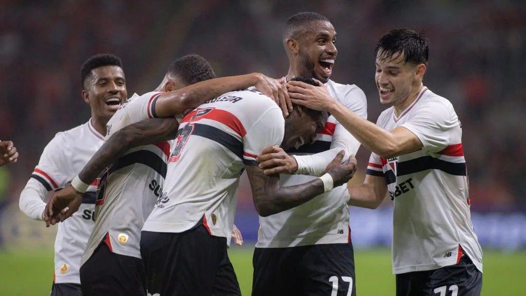 Jogadores do São Paulo comemoram gol marcado. Foto: Maxi Franzoi/AGIF.