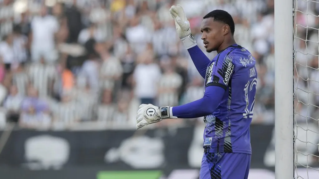 John deve ser titular mesmo durante negociação com o West Ham – Foto: Thiago Ribeiro/AGIF