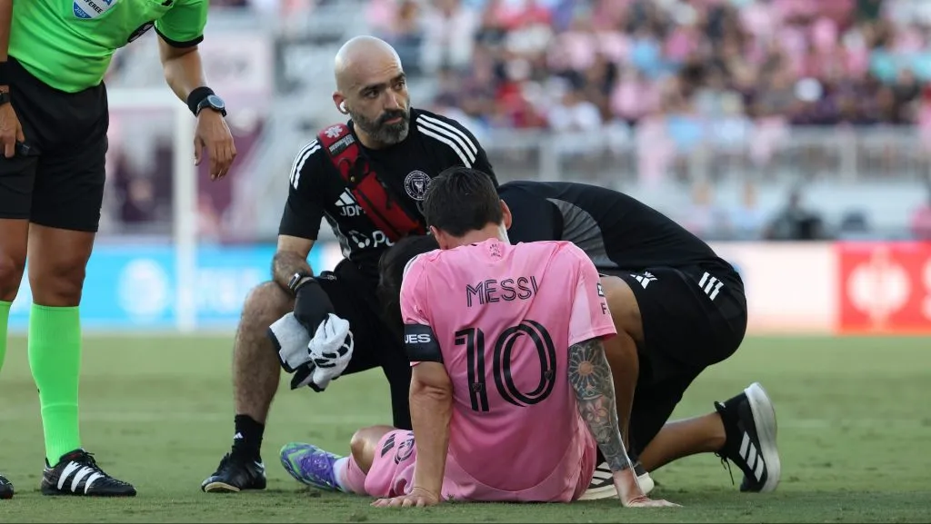 Messi sofre lesão e não tem prazo para retorno – Foto:  Leonardo Fernandez/Getty Images