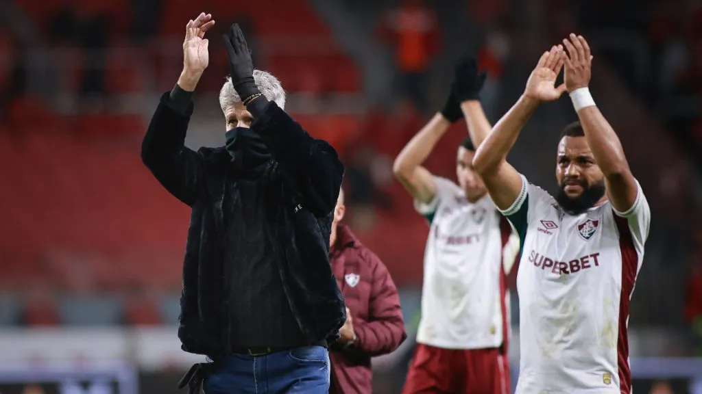 Renato Gaúcho e Samuel Xavier aplaudindo a torcida no Beira-Rio – Foto: Maxi Franzoi/AGIF