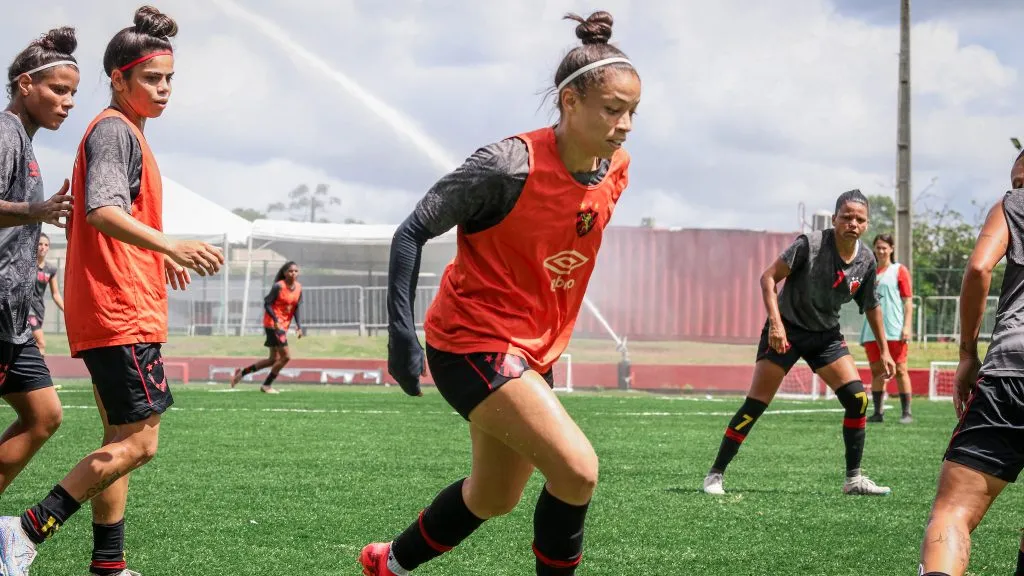 Jogadora do time feminino do Sport em treinamento