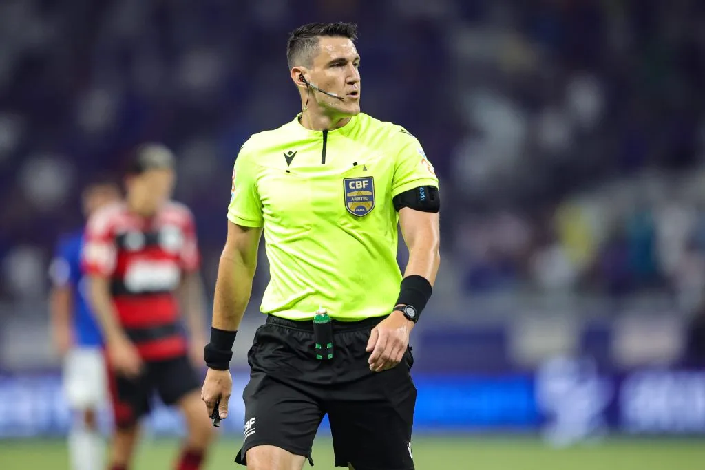 O arbitro Rafael Rodrigo Klein durante partida entre Cruzeiro e Flamengo – Foto: Gilson Lobo/AGIF