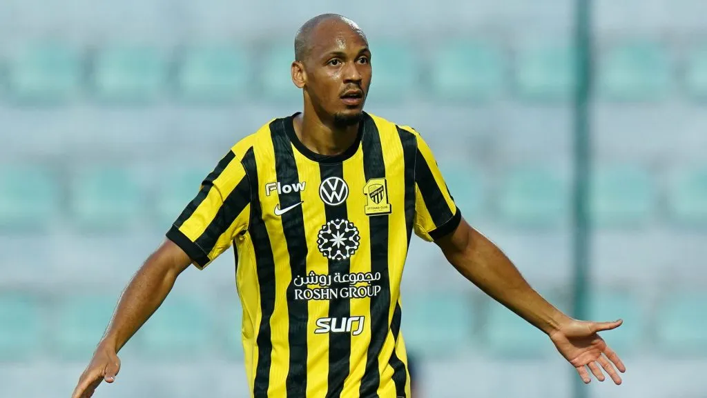 Fabinho, volante do Al-Ittihad em partida pelo campeonato árabe (Foto: Gualter Fatia/Getty Images)