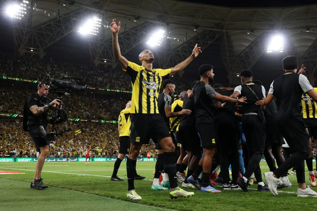 Fabinho, volante do Al-Ittihad em partida pelo campeonato árabe (Foto: Bakhsh/Getty Images)