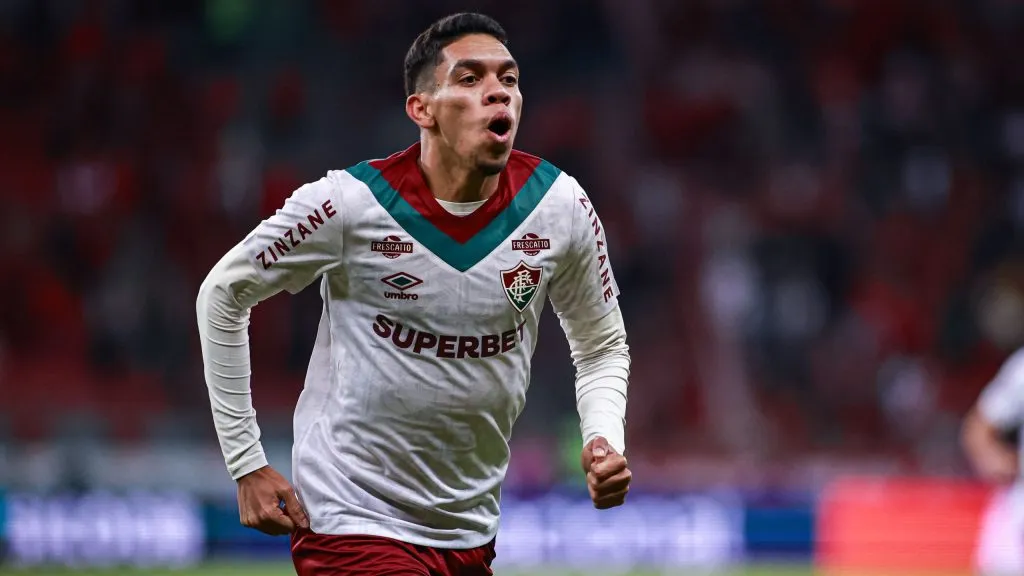 Paulo Baya jogador do Fluminense comemora seu gol durante partida contra o Internacional no estadio Beira-Rio pelo campeonato Brasileiro A 2025. Foto: Maxi Franzoi/AGIF